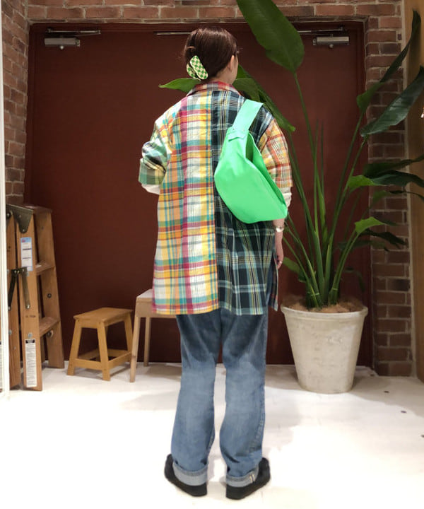 イシイ サオリさんの「BEAMS WOMEN｜BEAMS BOY / マドラスチェック クレイジー ショートスリーブ シャツ」を使ったコーディネート