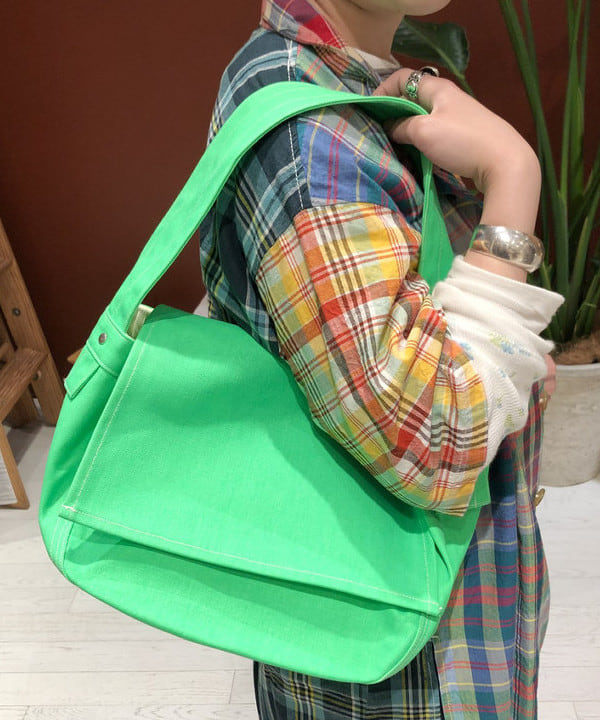 イシイ サオリさんの「BEAMS WOMEN｜BEAMS BOY / マドラスチェック クレイジー ショートスリーブ シャツ」を使ったコーディネート