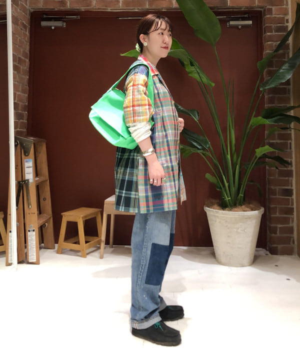 イシイ サオリさんの「BEAMS WOMEN｜BEAMS BOY / マドラスチェック クレイジー ショートスリーブ シャツ」を使ったコーディネート