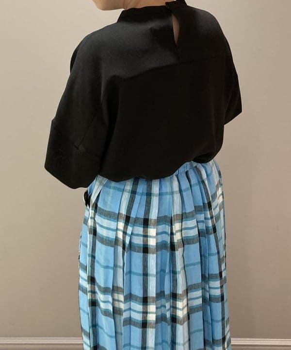 塚越 有紀さんの「BEAMS WOMEN｜Demi-Luxe BEAMS / サイドスリット プルオーバー」を使ったコーディネート