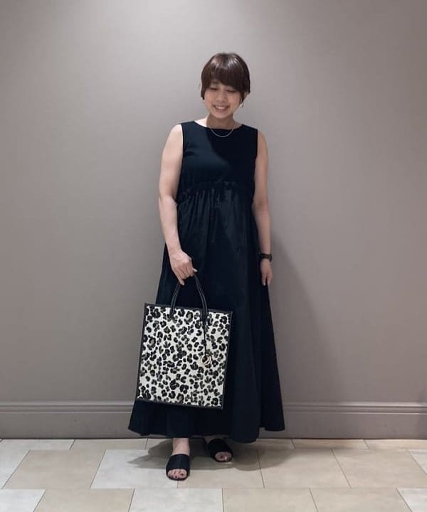 塚越 有紀さんの「BEAMS WOMEN｜【FEEL AND TASTE / flat tote キャンバス レオパード】」を使ったコーディネート
