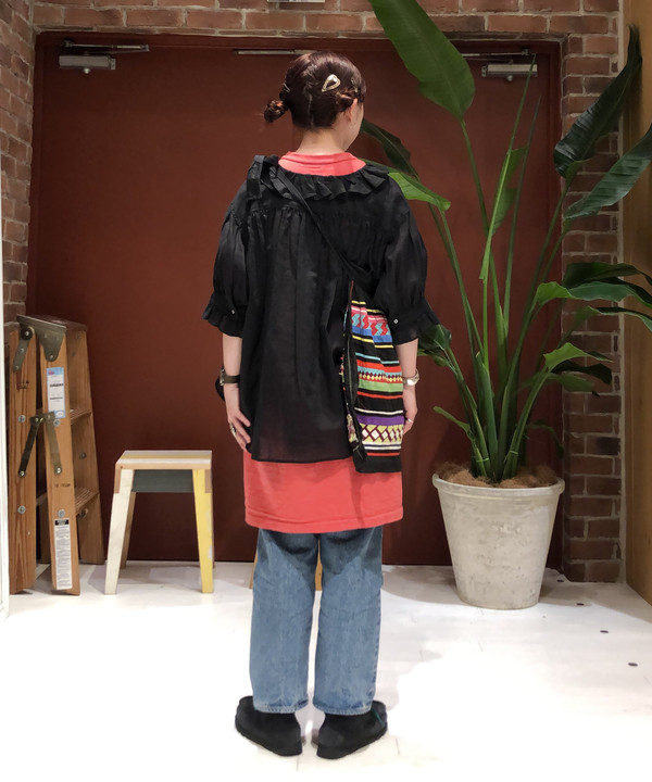 イシイ サオリさんの「BEAMS WOMEN｜BEAMS BOY / コットンリネン フリル ギャザー ショートスリーブ」を使ったコーディネート