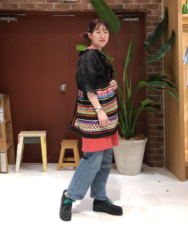 イシイ サオリさんの「BEAMS WOMEN｜BEAMS BOY / コットンリネン フリル ギャザー ショートスリーブ」を使ったコーディネート