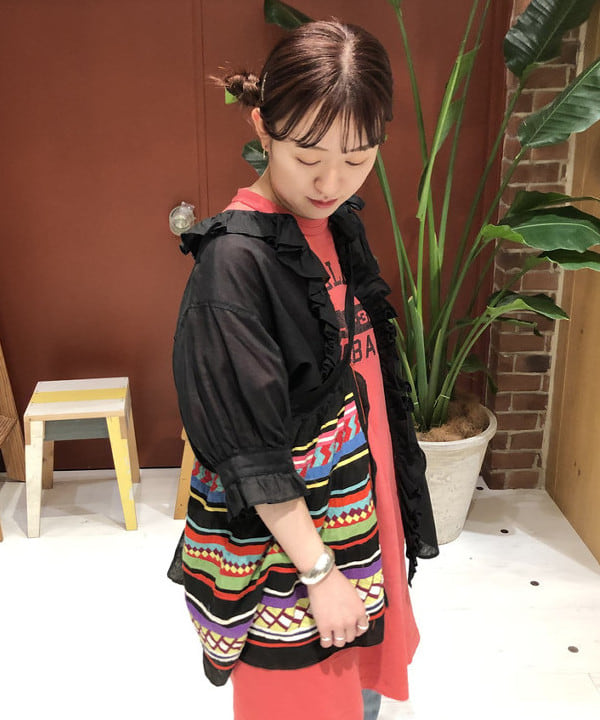 イシイ サオリさんの「BEAMS WOMEN｜BEAMS BOY / コットンリネン フリル ギャザー ショートスリーブ」を使ったコーディネート