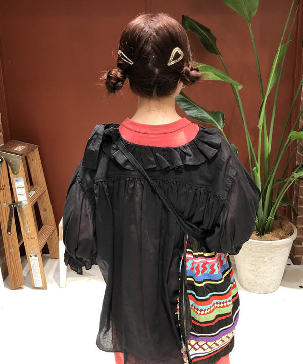 イシイ サオリさんの「BEAMS WOMEN｜BEAMS BOY / コットンリネン フリル ギャザー ショートスリーブ」を使ったコーディネート