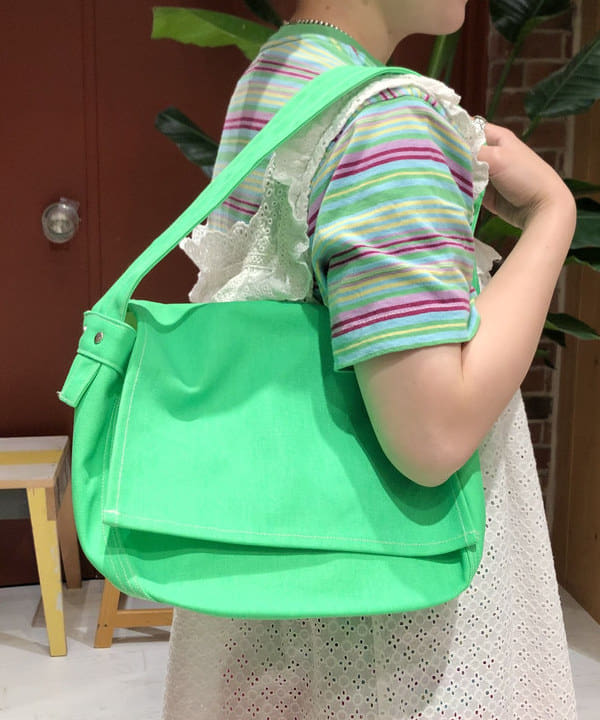 イシイ サオリさんの「BEAMS WOMEN｜BEAMS BOY / ニュースペーパー バッグ ミニ」を使ったコーディネート