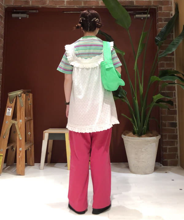 イシイ サオリさんの「BEAMS WOMEN｜BEAMS BOY / ニュースペーパー バッグ ミニ」を使ったコーディネート