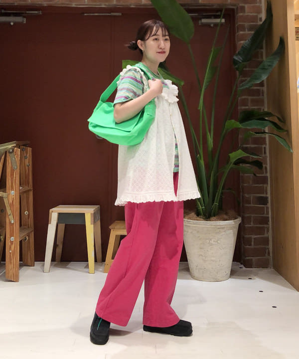 イシイ サオリさんの「BEAMS WOMEN｜BEAMS BOY / ニュースペーパー バッグ ミニ」を使ったコーディネート