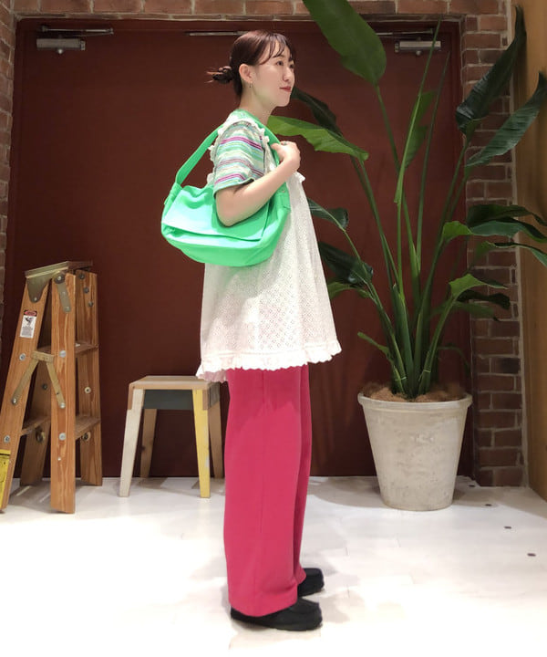 イシイ サオリさんの「BEAMS WOMEN｜BEAMS BOY / ニュースペーパー バッグ ミニ」を使ったコーディネート