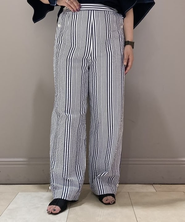 塚越 有紀さんの「BEAMS WOMEN｜Demi-Luxe BEAMS / ケープカラー プルオーバー」を使ったコーディネート