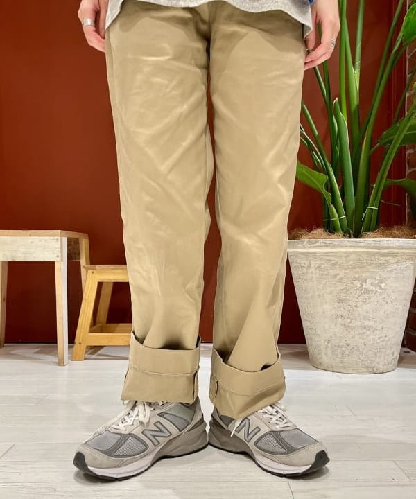 ミナミマリコさんの「BEAMS WOMEN｜BUZZ RICKSON'S &times; BEAMS BOY / チノパンツ」を使ったコーディネート