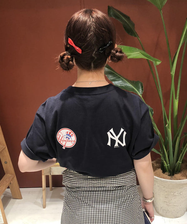 イシイ サオリさんの「BEAMS WOMEN｜NEW ERA &times; BEAMS BOY / 別注 MLB Tシャツ」を使ったコーディネート