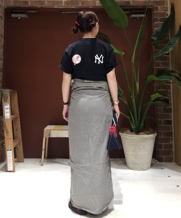 イシイ サオリさんの「BEAMS WOMEN｜NEW ERA &times; BEAMS BOY / 別注 MLB Tシャツ」を使ったコーディネート