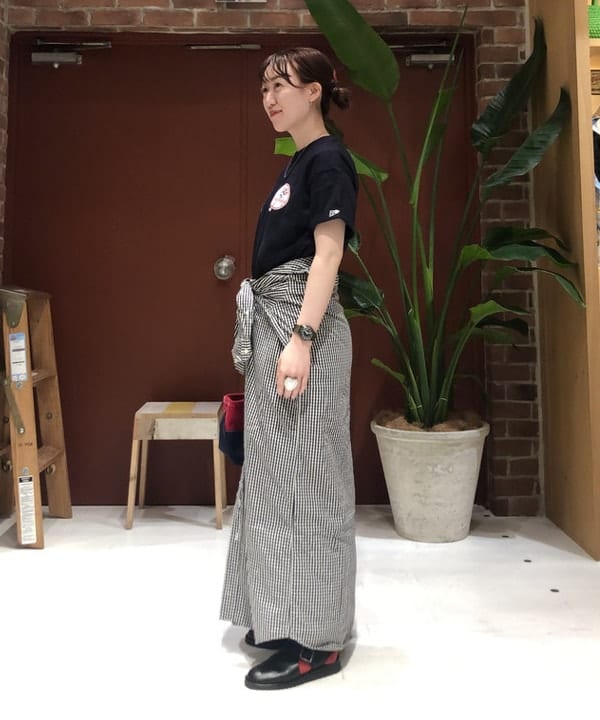 イシイ サオリさんの「BEAMS WOMEN｜NEW ERA &times; BEAMS BOY / 別注 MLB Tシャツ」を使ったコーディネート