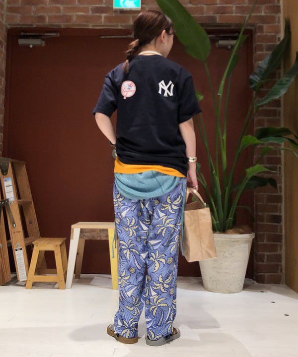 イシイ サオリさんの「BEAMS WOMEN｜SUN SURF &times; BEAMS BOY / 別注 ハワイアン イージーパンツ」を使ったコーディネート