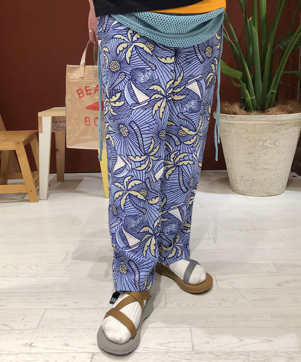 イシイ サオリさんの「BEAMS WOMEN｜SUN SURF &times; BEAMS BOY / 別注 ハワイアン イージーパンツ」を使ったコーディネート