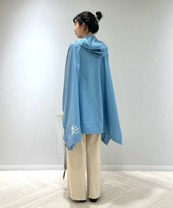 中丸　栞さんの「BEAMS WOMEN｜Traditional Weatherwear / バンブー ビニール傘」を使ったコーディネート