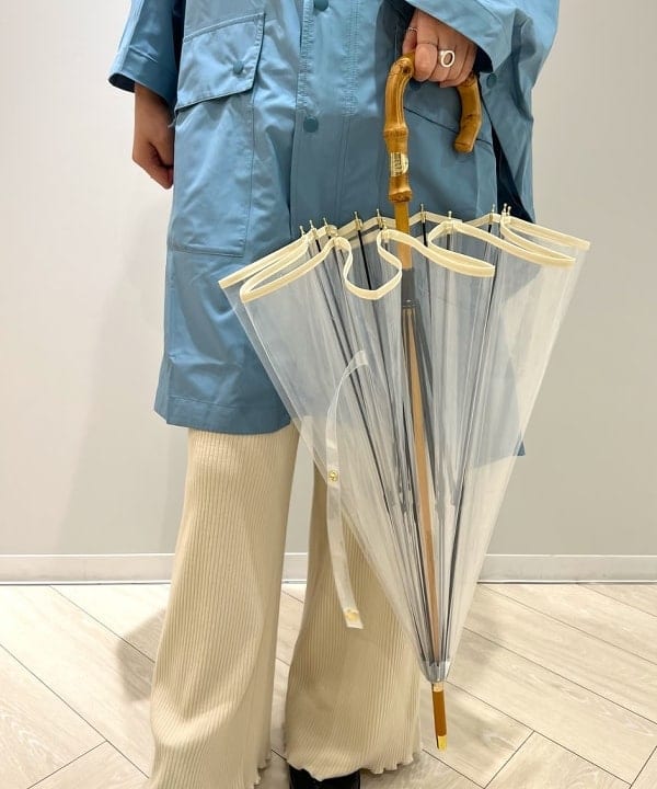 中丸　栞さんの「BEAMS WOMEN｜Traditional Weatherwear / バンブー ビニール傘」を使ったコーディネート