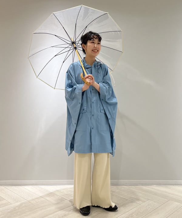 中丸　栞さんの「BEAMS WOMEN｜Traditional Weatherwear / バンブー ビニール傘」を使ったコーディネート