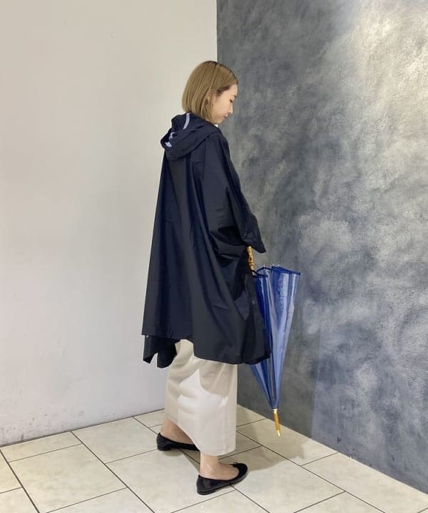丸山 真菜美さんの「BEAMS WOMEN｜Traditional Weatherwear / バンブー ビニール傘」を使ったコーディネート