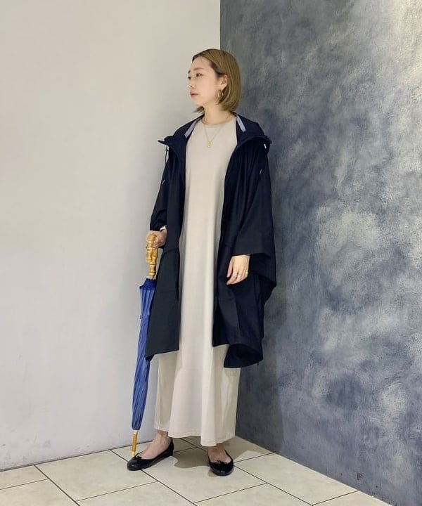 丸山 真菜美さんの「BEAMS WOMEN｜Traditional Weatherwear / バンブー ビニール傘」を使ったコーディネート