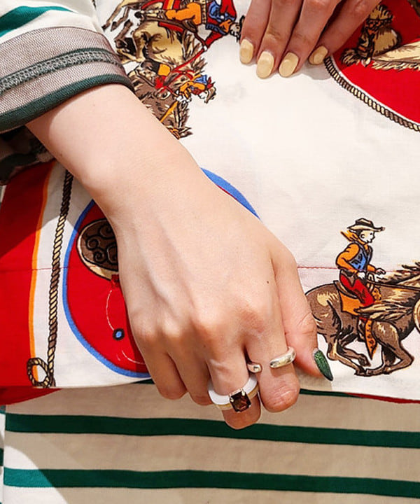 saori KATOさんの「BEAMS WOMEN｜Ray BEAMS / カラー ビジュー リング」を使ったコーディネート