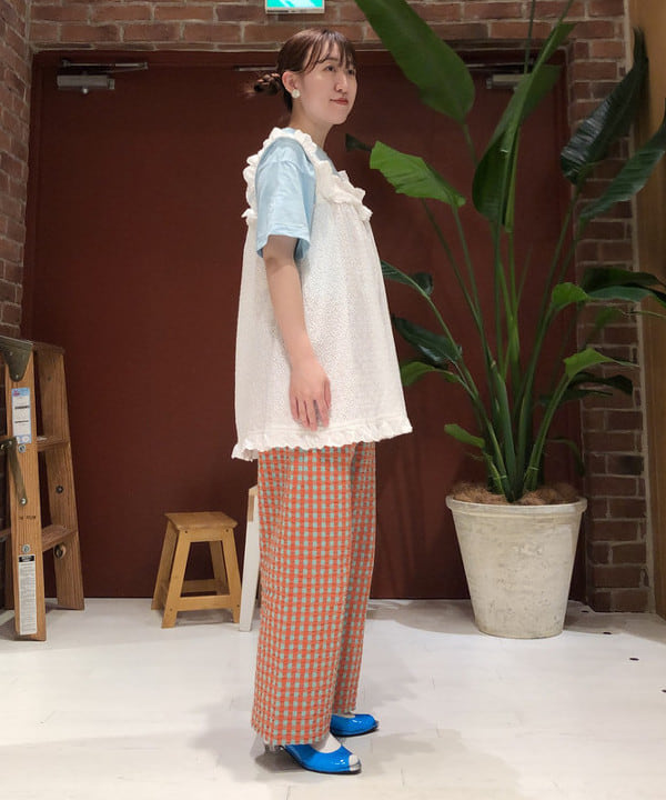 イシイ サオリさんの「BEAMS WOMEN｜BEAMS BOY / カットワーク ノースリーブ ブラウス」を使ったコーディネート