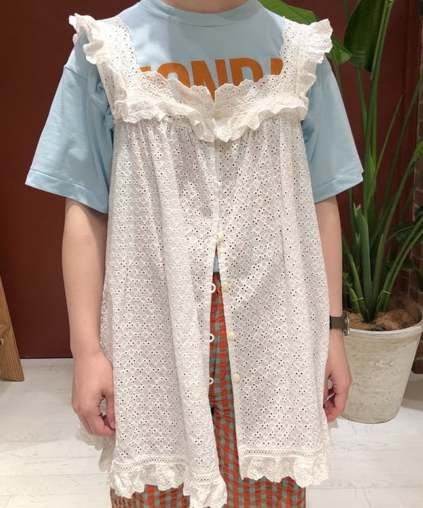 イシイ サオリさんの「BEAMS WOMEN｜BEAMS BOY / カットワーク ノースリーブ ブラウス」を使ったコーディネート