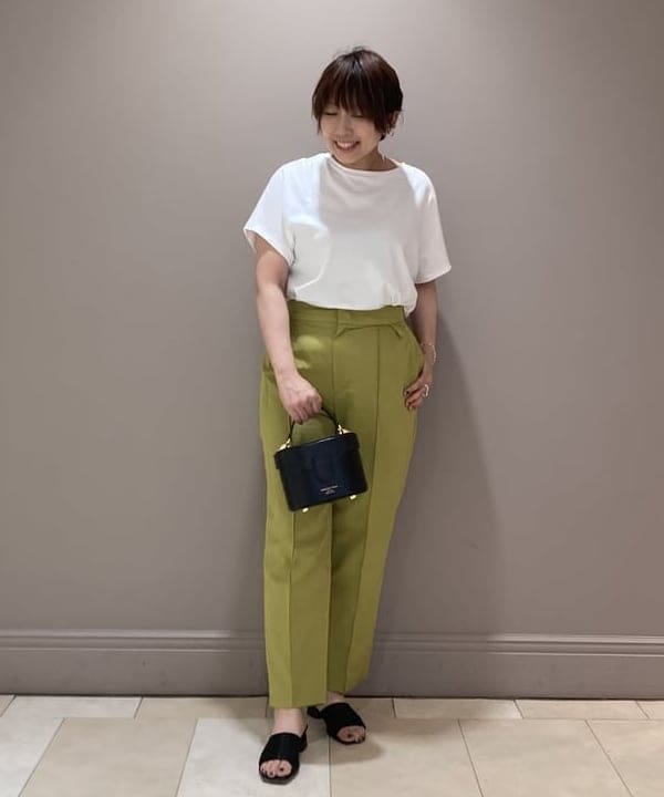 塚越 有紀さんの「BEAMS WOMEN｜ATON / スビンコットン キャップスリーブ Tシャツ」を使ったコーディネート