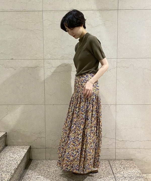 AOYAGIさんの「BEAMS WOMEN｜Demi-Luxe BEAMS / フラワープリント ギャザースカート」を使ったコーディネート