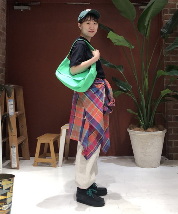 イシイ サオリさんの「BEAMS WOMEN｜NEW ERA &times; BEAMS BOY / 別注 MLB Tシャツ」を使ったコーディネート