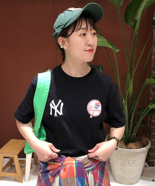 イシイ サオリさんの「BEAMS WOMEN｜NEW ERA &times; BEAMS BOY / 別注 MLB Tシャツ」を使ったコーディネート