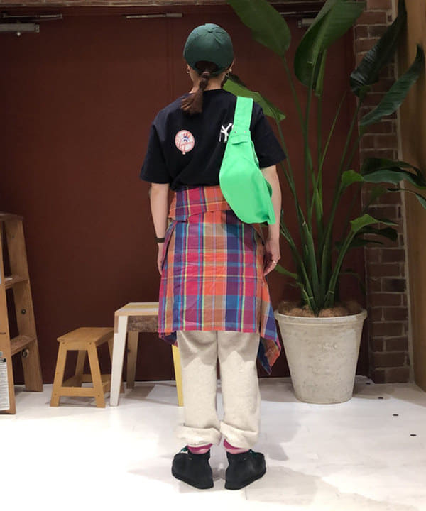 イシイ サオリさんの「BEAMS WOMEN｜NEW ERA &times; BEAMS BOY / 別注 MLB Tシャツ」を使ったコーディネート