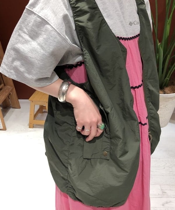 イシイ サオリさんの「BEAMS WOMEN｜BEAMS BOY / E-1 ラジオ ベスト」を使ったコーディネート