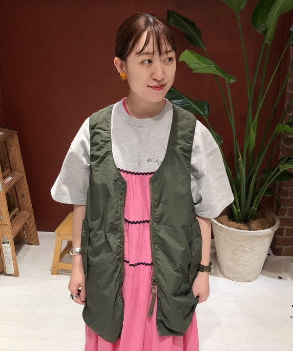 イシイ サオリさんの「BEAMS WOMEN｜BEAMS BOY / E-1 ラジオ ベスト」を使ったコーディネート