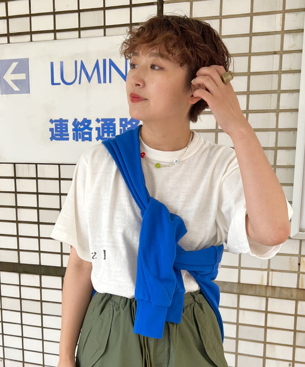 朱華さんの「BEAMS WOMEN｜WAREHOUSE & CO. / 別注 ステンシル13 Tシャツ」を使ったコーディネート