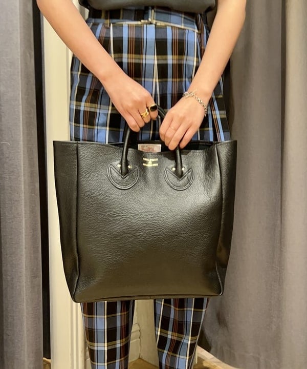 篠崎 香月さんの「BEAMS WOMEN｜YOUNG&OLSEN / レザートートバッグ M」を使ったコーディネート