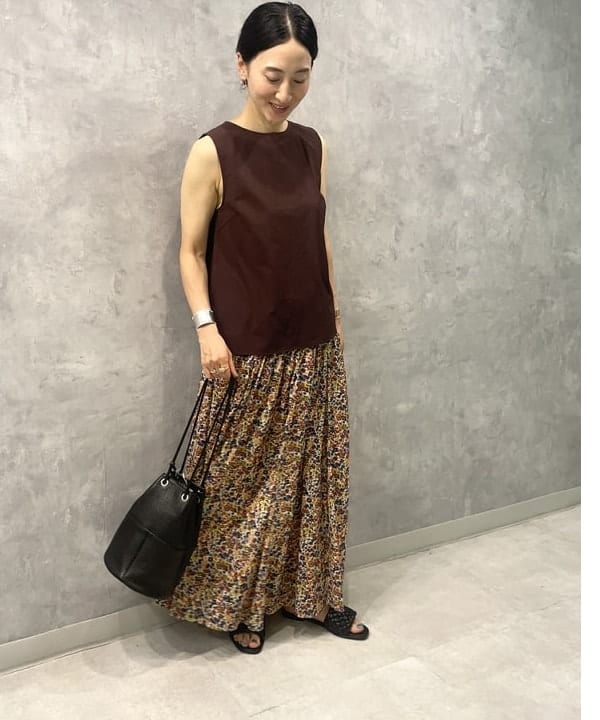 越智 里美さんの「BEAMS WOMEN｜Demi-Luxe BEAMS / フラワープリント ギャザースカート」を使ったコーディネート