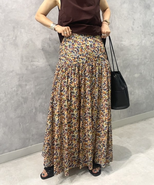 越智 里美さんの「BEAMS WOMEN｜Demi-Luxe BEAMS / フラワープリント ギャザースカート」を使ったコーディネート