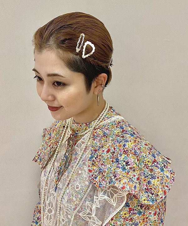 吉野 多恵さんの「BEAMS WOMEN｜BEAMS BOY / 樹脂 パール ロング ネックレス」を使ったコーディネート