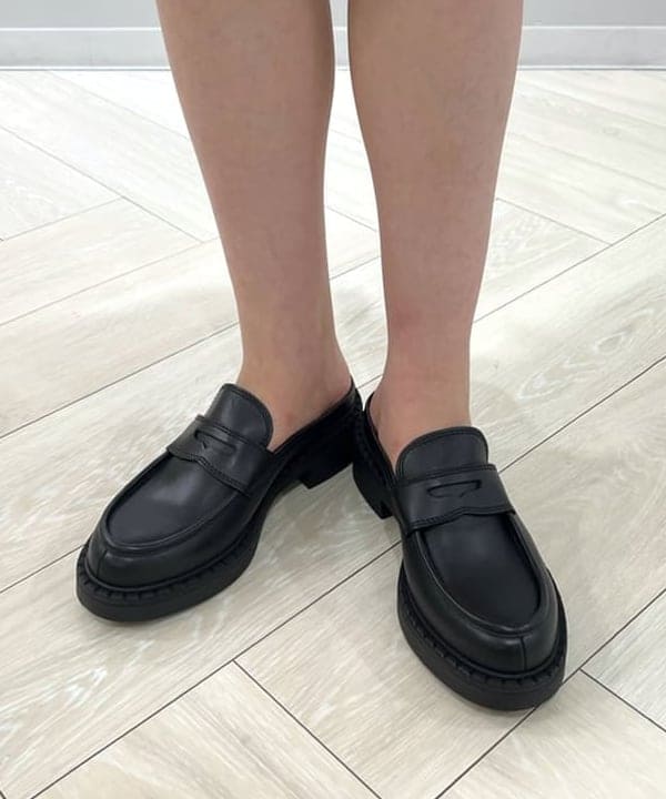 中丸　栞さんの「BEAMS WOMEN｜GIANNI CHIARINI / ALIFA レザーショルダーバッグ S」を使ったコーディネート