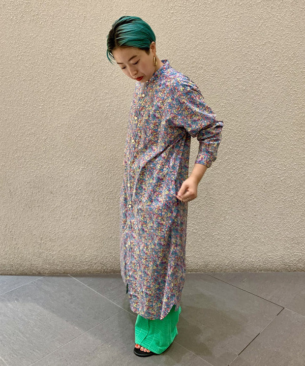 吉田　真実さんの「BEAMS WOMEN｜Ray BEAMS / パイプ フープ ピアス」を使ったコーディネート