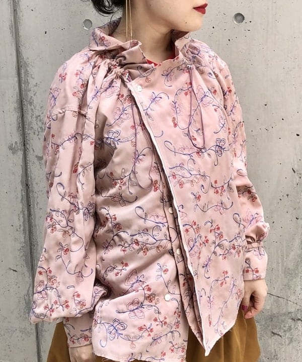 乙藤 侑里さんの「BEAMS WOMEN｜maturely / Embroidery Cutoff Ruffle Blouse」を使ったコーディネート