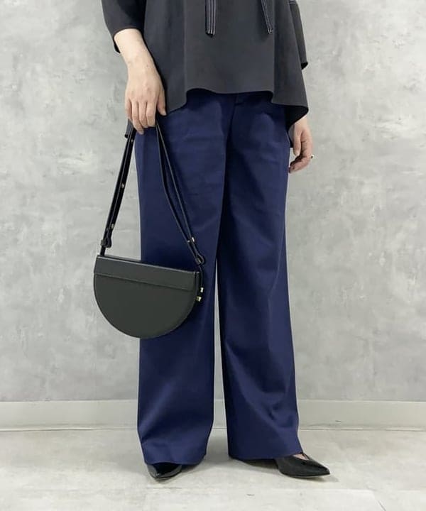 もり ともみさんの「BEAMS WOMEN｜Demi-Luxe BEAMS / ステッチ スキッパーブラウス」を使ったコーディネート