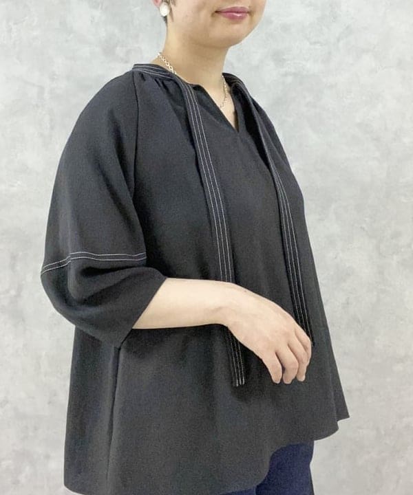 もり ともみさんの「BEAMS WOMEN｜Demi-Luxe BEAMS / ステッチ スキッパーブラウス」を使ったコーディネート