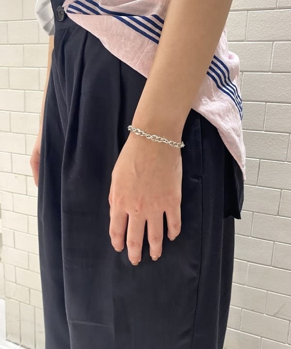 吉田 花さんの「BEAMS WOMEN｜XOLO JEWELRY/ Curve Link ブレスレット SILVER」を使ったコーディネート
