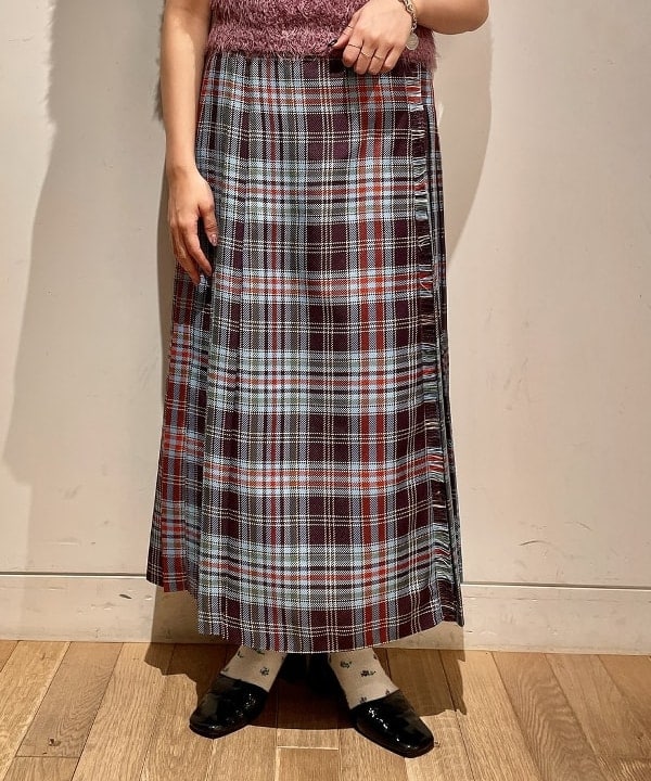 葛岡 七海さんの「BEAMS WOMEN｜BEAMS BOY / チェック キルト スカート」を使ったコーディネート