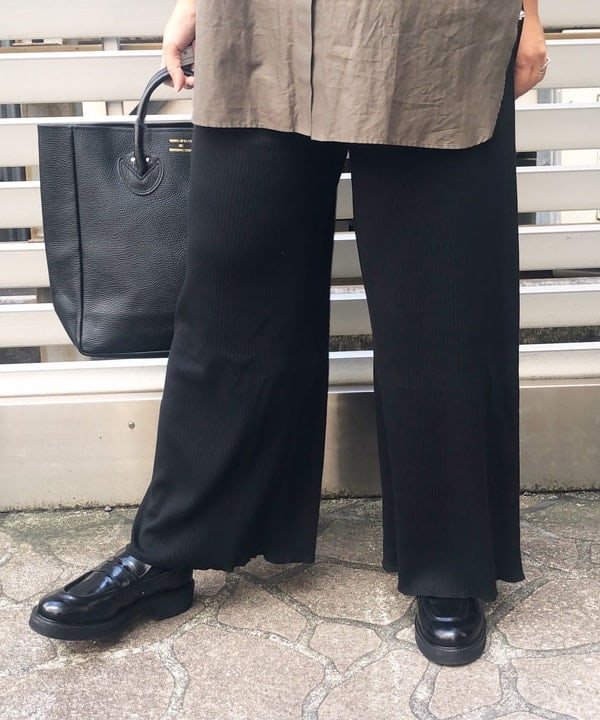 藤井 裕実子さんの「BEAMS WOMEN｜YOUNG&OLSEN / レザートートバッグ M」を使ったコーディネート