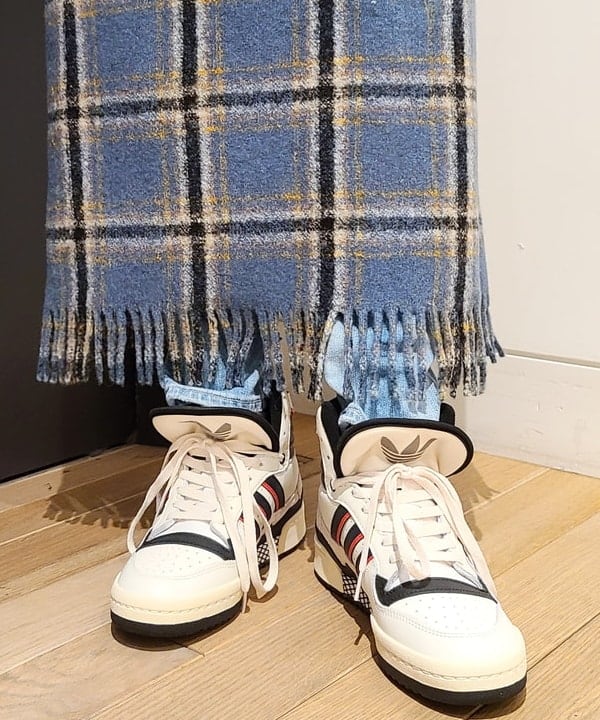 saori KATOさんの「BEAMS WOMEN｜RED CARD TOKYO / Anniversary Slim テーパード デニムパンツ」を使ったコーディネート