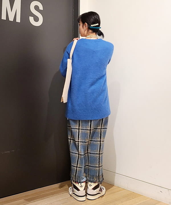 saori KATOさんの「BEAMS WOMEN｜RED CARD TOKYO / Anniversary Slim テーパード デニムパンツ」を使ったコーディネート